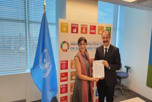 Aarti Holla-Maini, Director of UNOOSA, and Kaveh Madani, Director of UNU-INWEH, following the signing of the MoU