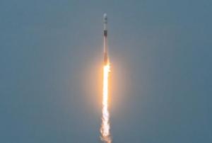 A SpaceX Falcon 9 rocket launches the SAOCOM 1B satellite. Image: Manuel Mazzanti/CONAE